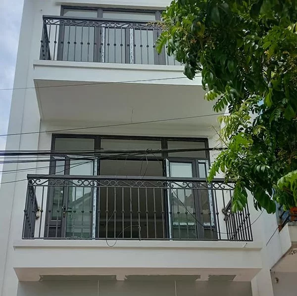 Sắc Bên Lan Can Sắt